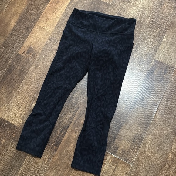 Lululemon cropped black cheetah side pocket leggings - Picture 2 of 5